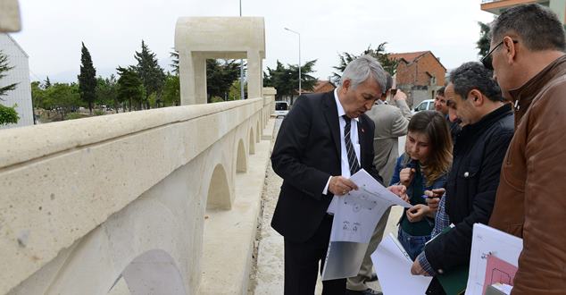 Isparta Belediyesi Çayboyu üzerinde bulunan tüm köprüleri yeniliyor. Köprülerde Osmanlı