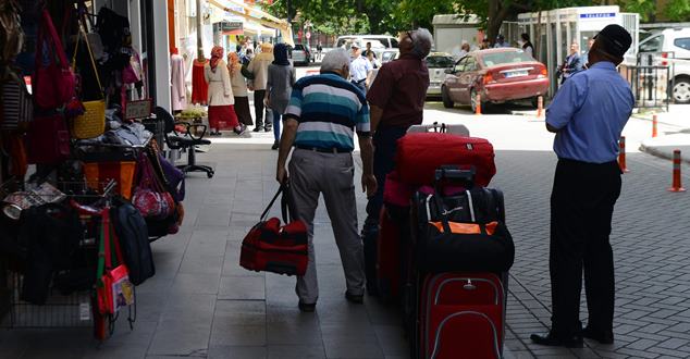 Isparta Belediyesi Zabıta Müdürlüğü ekipleri, şehir merkezindeki kaldırım işgallerinin önlenmesi,