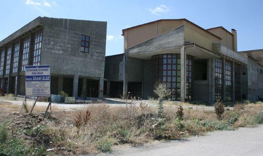 Yıllardır Çevre Yolu’nda atıl vaziyette olan Isparta Süleyman Demirel Kültür