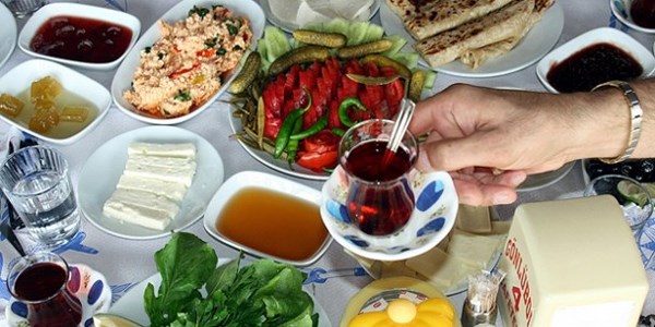 Ramazan ayını sağlıklı geçirebilmek için ağır ve yağlı yiyeceklerin yerine,