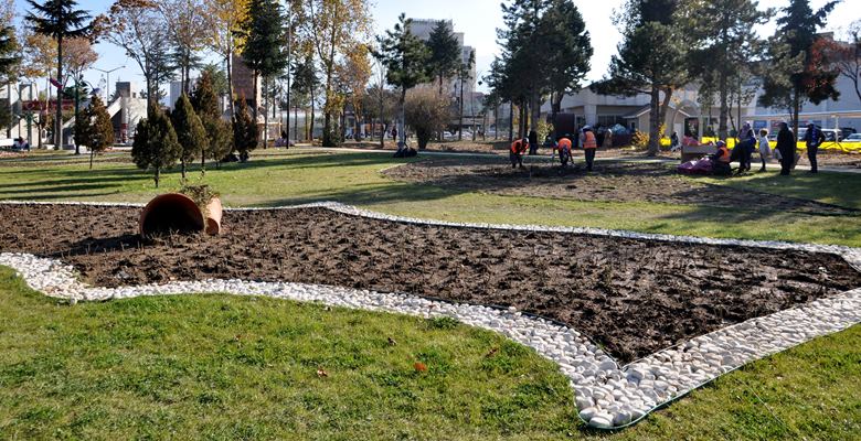 Isparta Belediyesi bu sezonda ortaya koyduğu 500 bin gül dikim