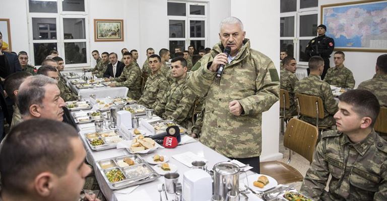 Başbakan Yıldırım’ın Eğirdir’deki Mehmetçik ziyaretinde bir sürpriz yaşandı. Başbakan Yıldırım