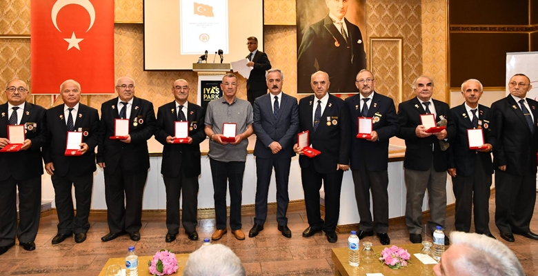 KIBRIS GAZİLERİMİZ İÇİN MADALYA TÖRENİ DÜZENLENDİ