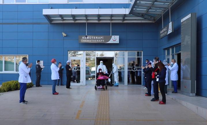 Isparta’da koronavirüsü yenen 39 umreci dün taburcu edilerek, memleketlerine gönderildi.