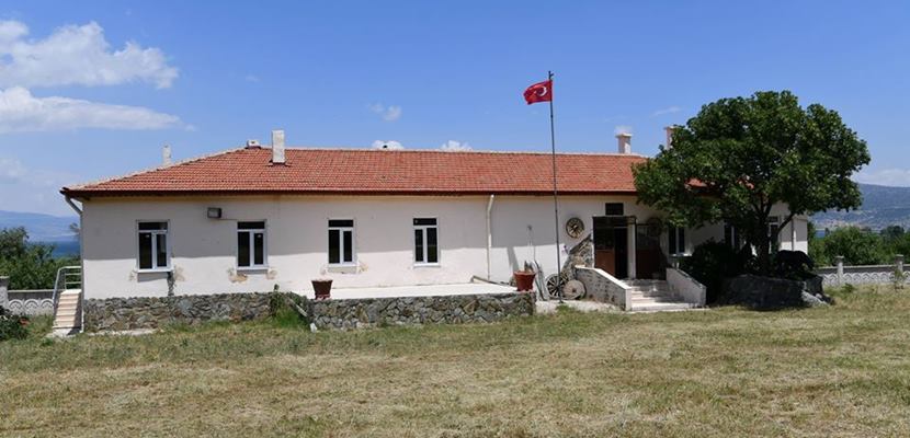 Isparta'nın Senirkent ilçesine bağlı Akkeçili köyünde 1960 yılında yapılan İlkokul