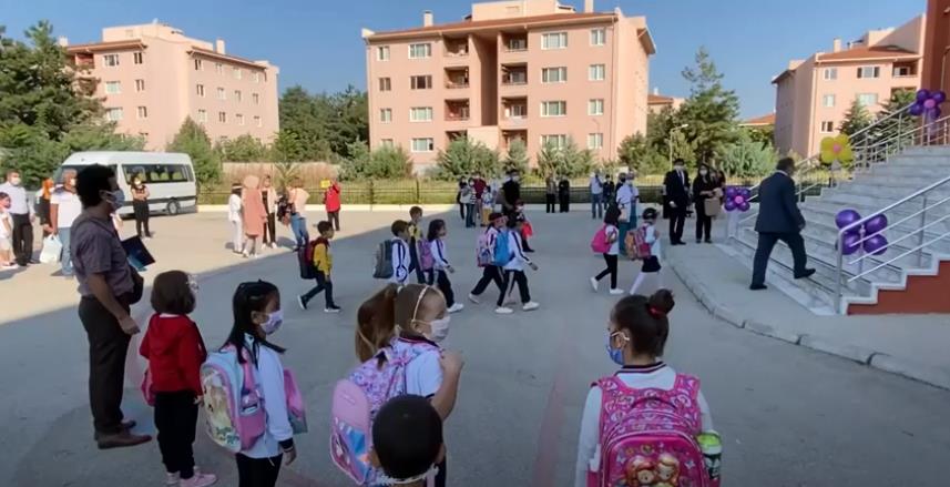 Koronavirüs salgını nedeniyle uzun süre kapalı olan okullar yeniden açılacak,