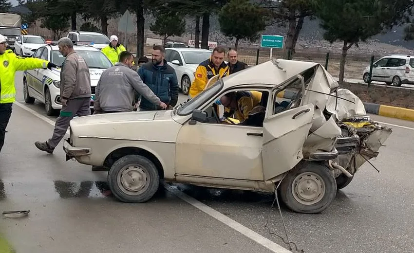 Isparta’da minibüsle otomobilin çarpışması sonucu meydana gelen trafik kazasında 1