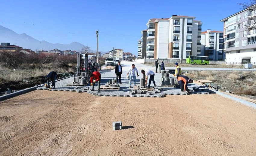 Isparta Belediyesi tarafından Vatan Mahallesi 4142 sokakta kilit parke taşı